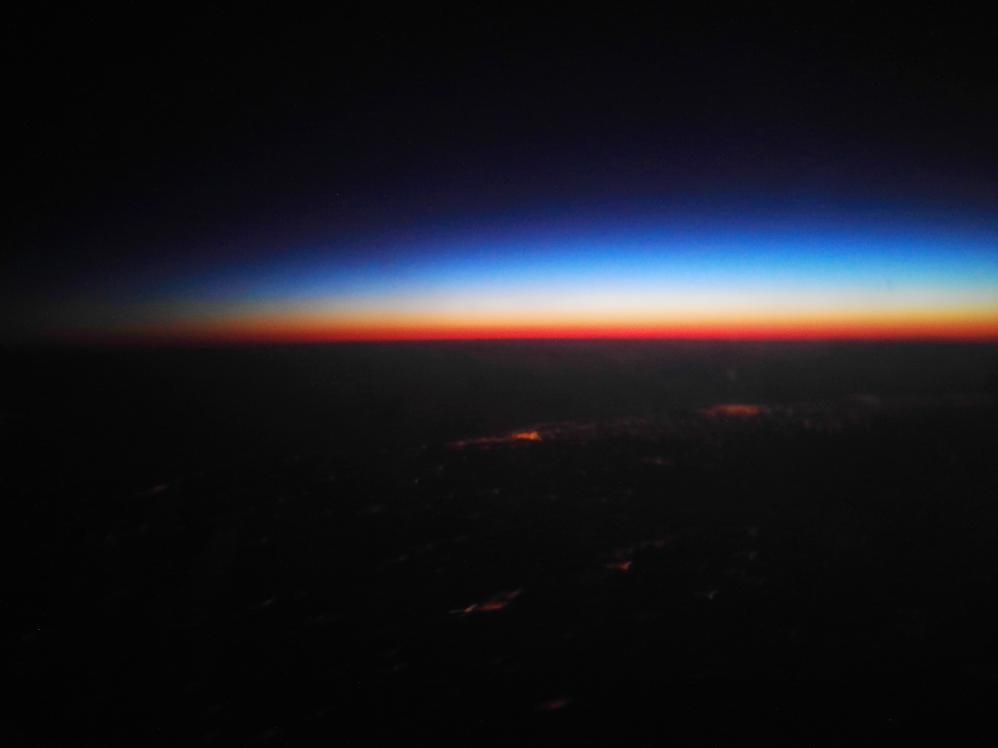 Vista dell'alba dall'aereo