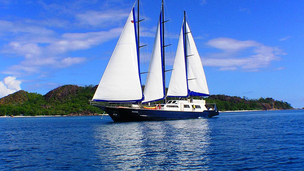 Photo 2: Silhouette Sea Star & Sea Bird - Seychelles (Seychelles)