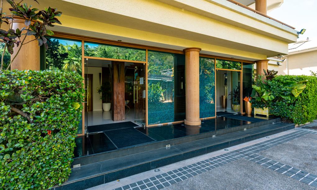 Crown Beach Hotel