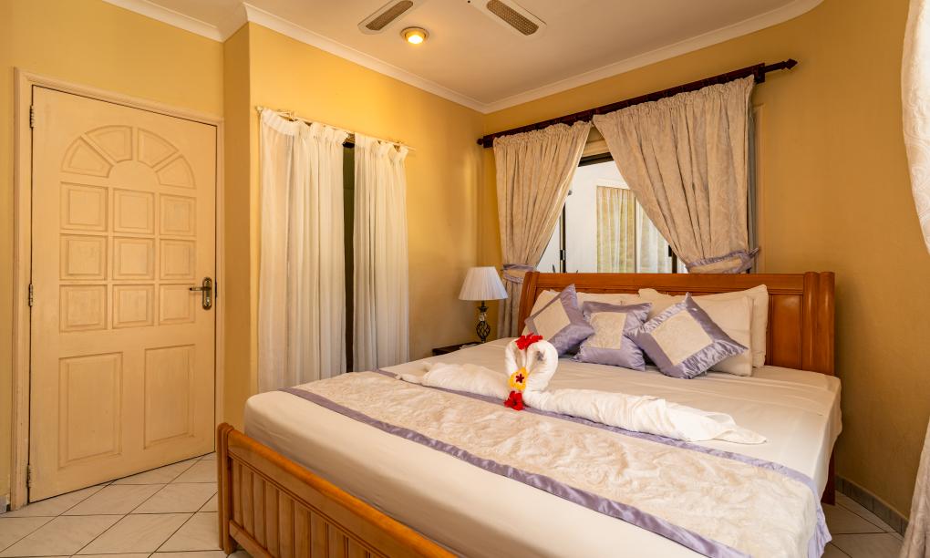 Carana Hilltop Villa - Family Room