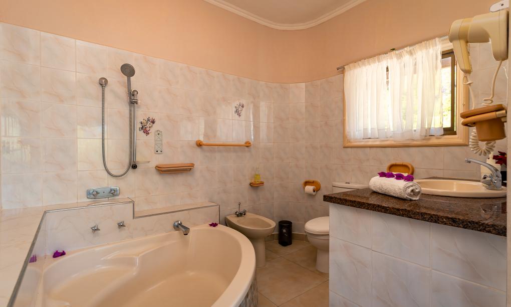 Carana Hilltop Villa - Family Villa