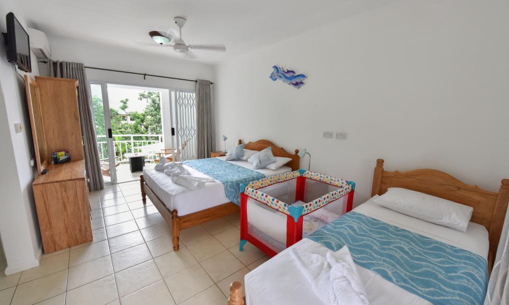 Ocean View Guest House - Top-Floor Room with Kitchenette Mountain View