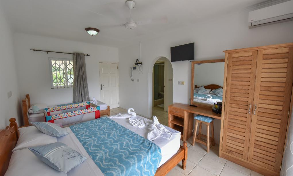 Ocean View Guest House - Top-Floor Room with Kitchenette Mountain View