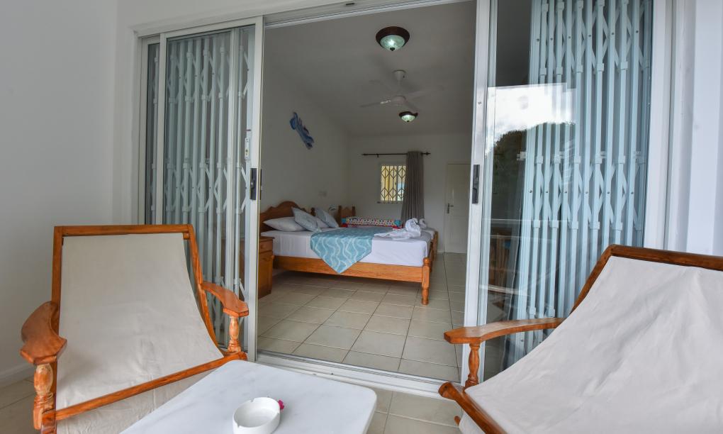 Ocean View Guest House - Top-Floor Room with Kitchenette Mountain View