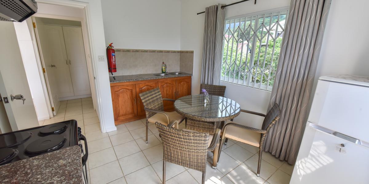 Ocean View Guest House - Top-Floor Room with Kitchenette Mountain View