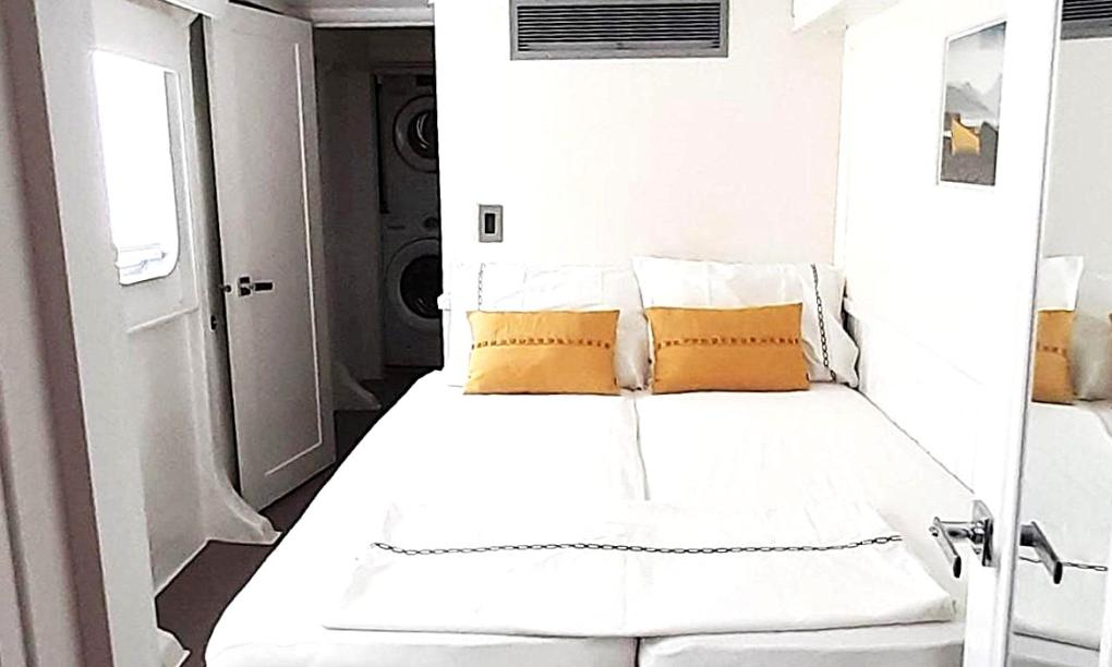 Silhouette Aldabra Expeditions