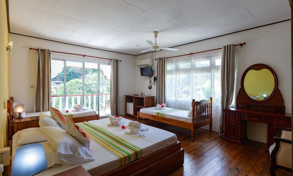 Zanboza Guesthouse - Quadruple Room Yellow with balcony