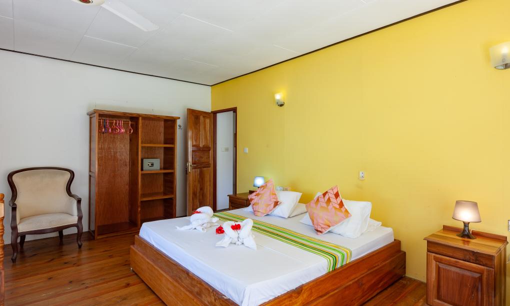 Zanboza Guesthouse - Quadruple Room Yellow with balcony