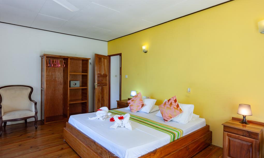 Zanboza Guesthouse - Quadruple Room Yellow with balcony