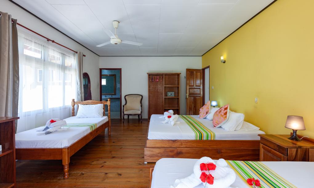 Zanboza Guesthouse - Quadruple Room Yellow with balcony