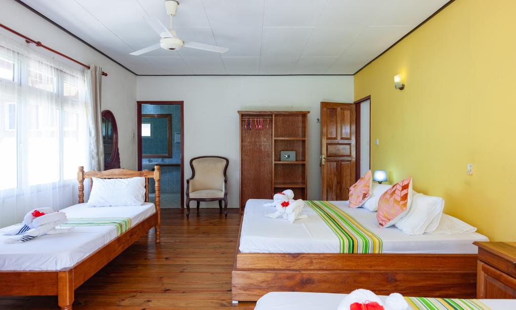 Zanboza Guesthouse - Quadruple Room Yellow with balcony