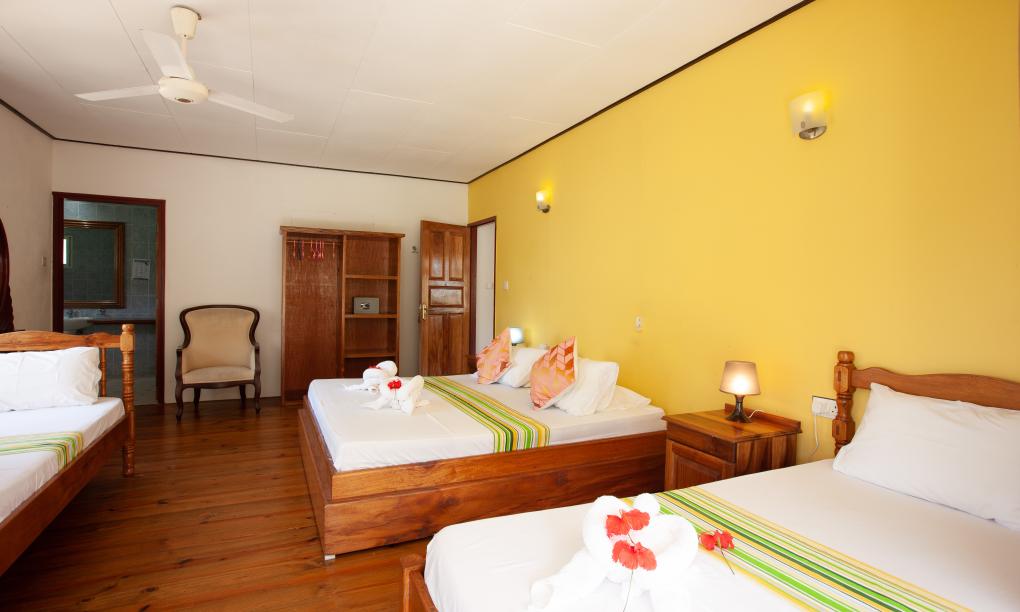 Zanboza Guesthouse - Quadruple Room Yellow with balcony