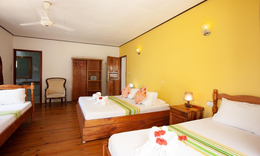 Zanboza Guesthouse - Quadruple Room Yellow with balcony