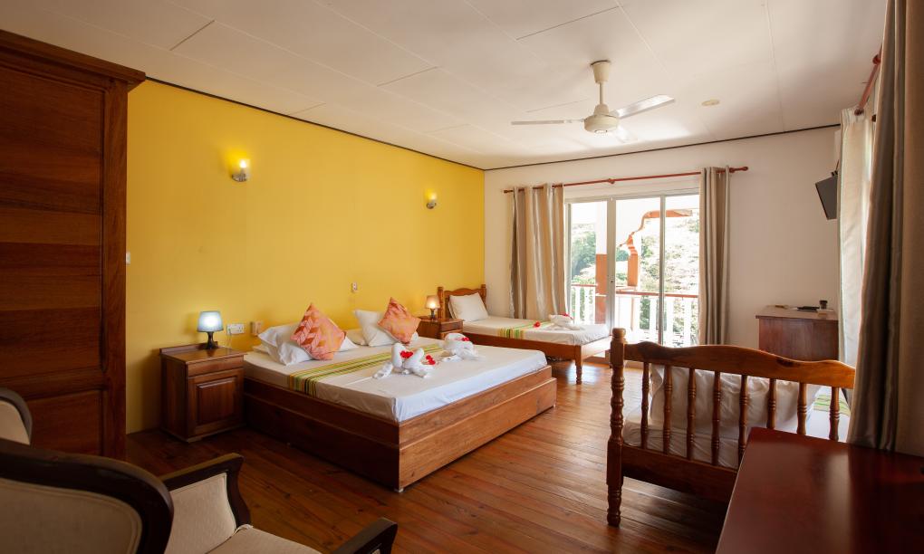 Zanboza Guesthouse - Quadruple Room Yellow with balcony