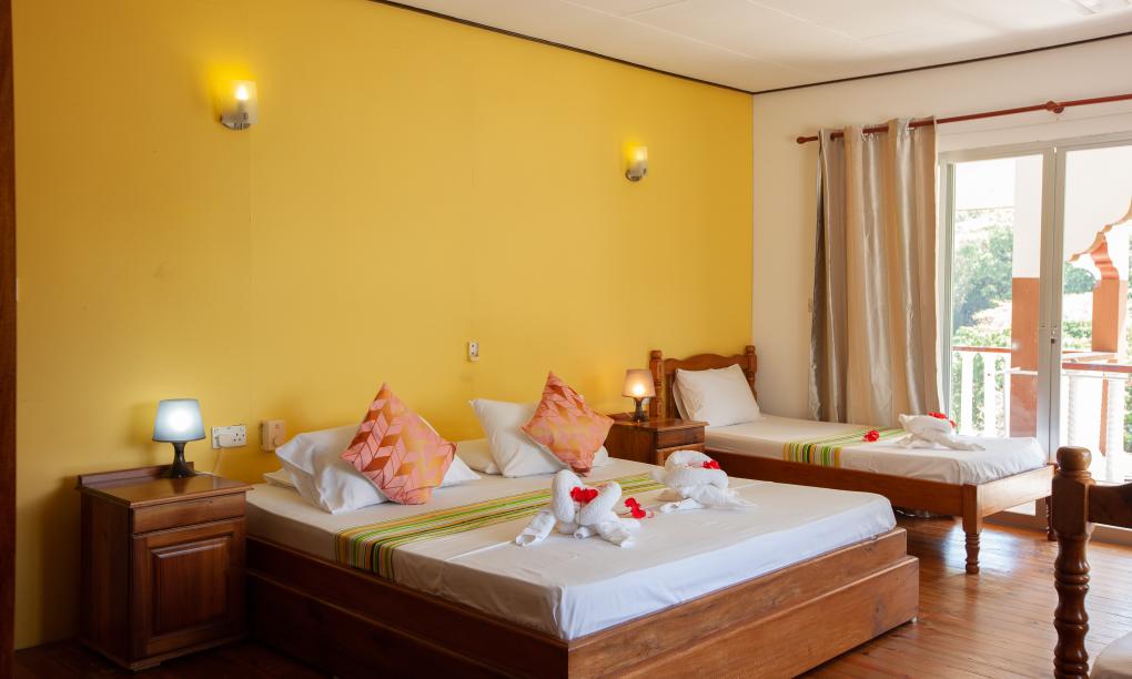 Zanboza Guesthouse - Quadruple Room Yellow with balcony