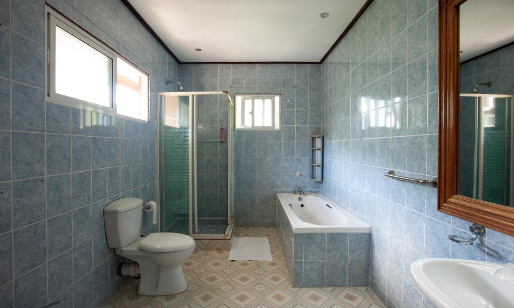 Zanboza Guesthouse - Quadruple Room Yellow with balcony