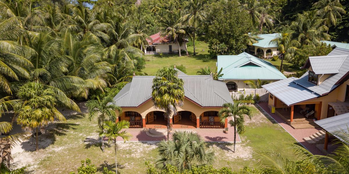 Anse Kerlan Beach Chalets
