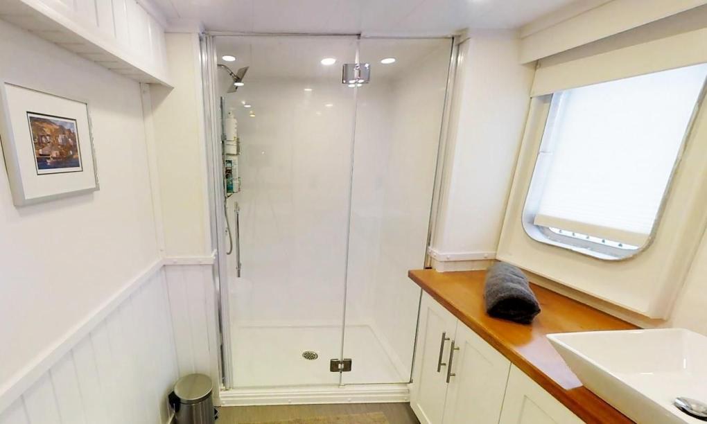 Silhouette Whales and Dolphins Expedition - Kabine (MY Basilisk)