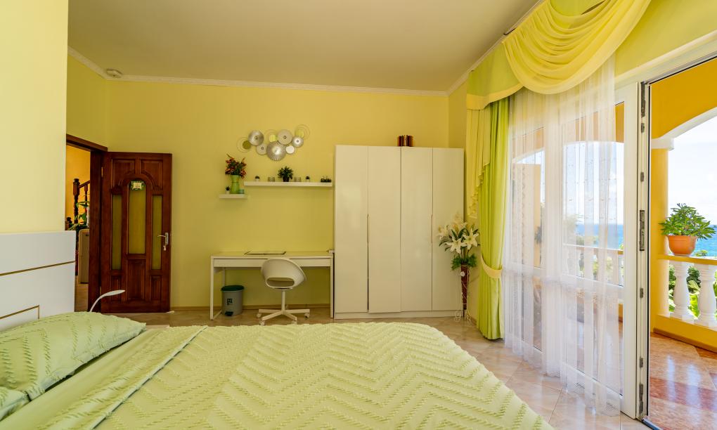 SeyBreeze Villa Guest House - Doppelzimmer mit Balkon und Meerblick