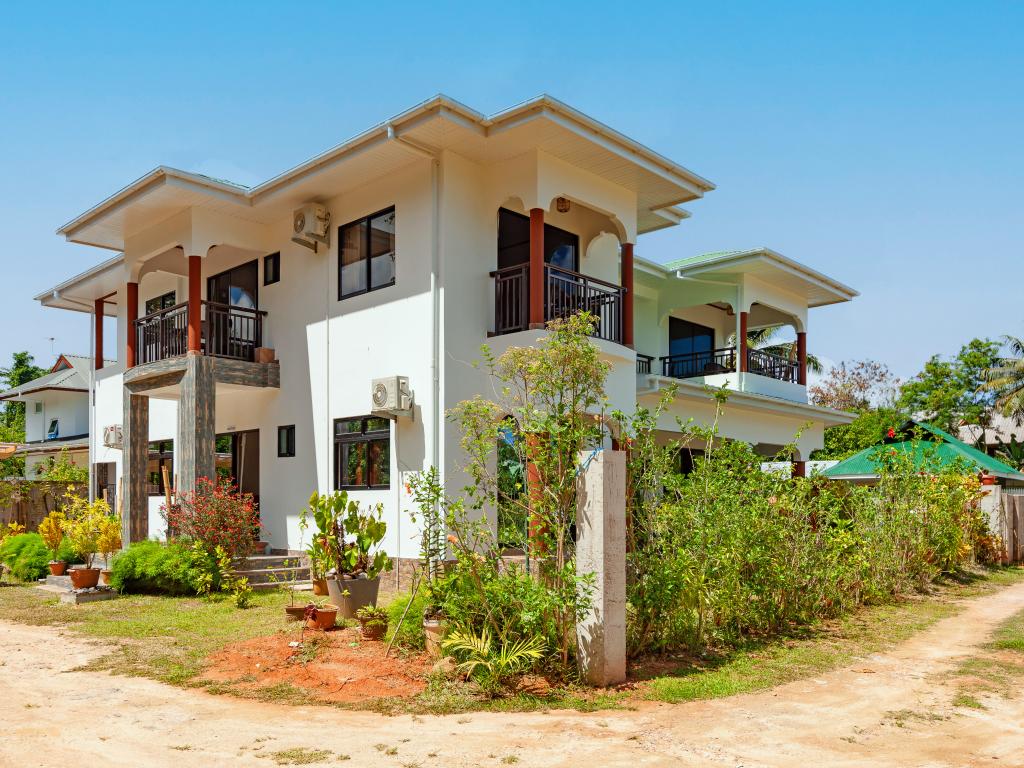 LA Apartments - Photo 4