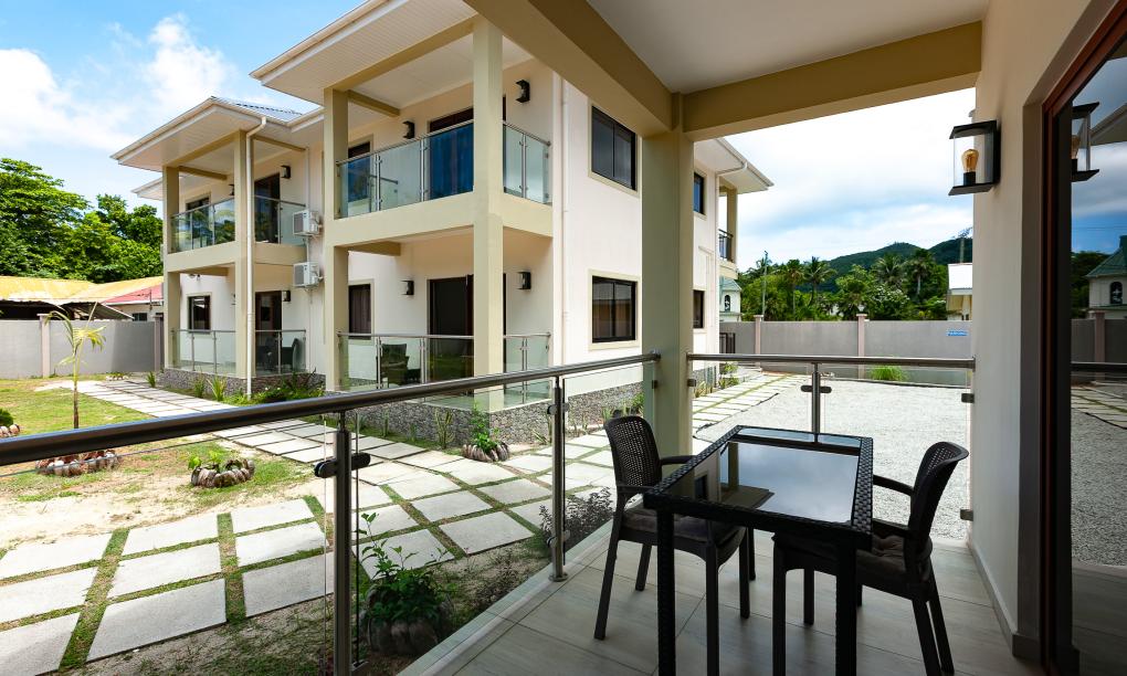 Yvon's Tropical Villa - Deluxe Studio mit Gartenblick