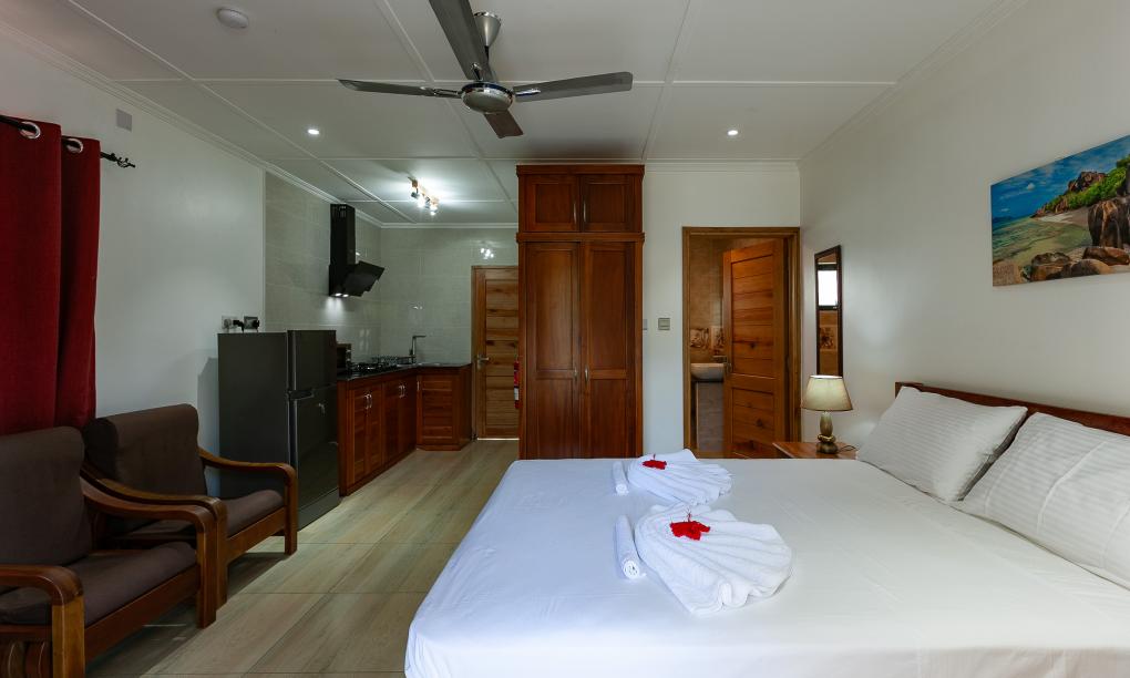 Yvon's Tropical Villa - Deluxe Studio mit Gartenblick