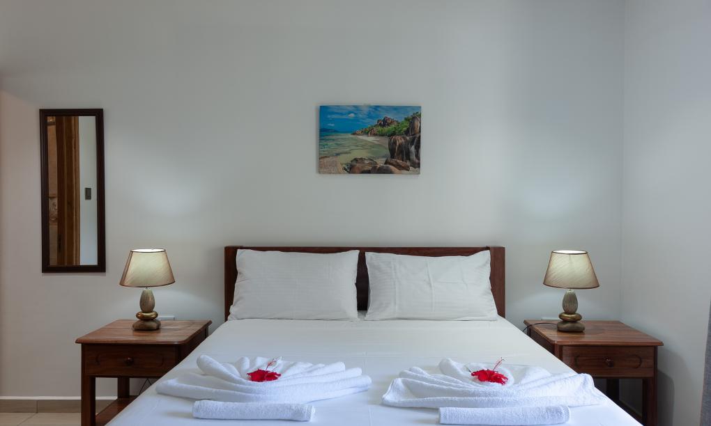 Yvon's Tropical Villa - Deluxe Studio mit Gartenblick