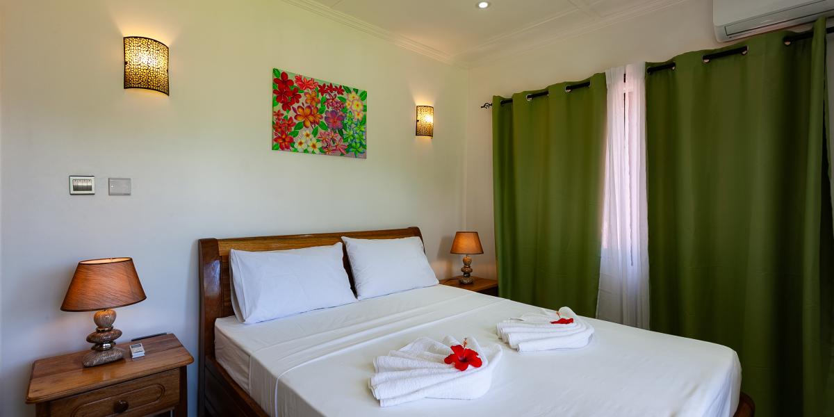 Yvon's Tropical Villa - 2-Schlafzimmer-Appartement mit Gartenblick