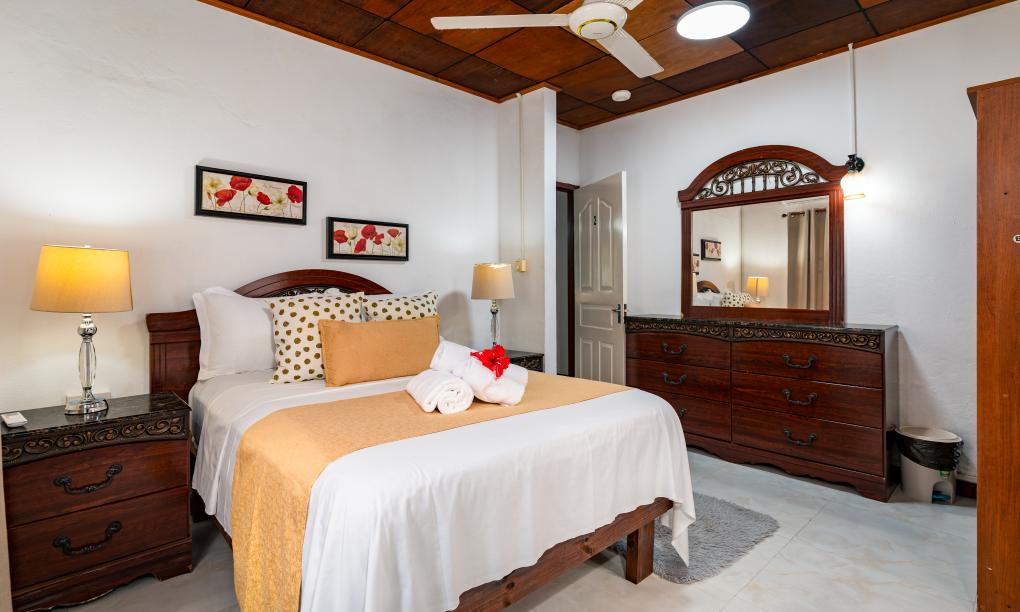 Elilia - 3-Bedroom House