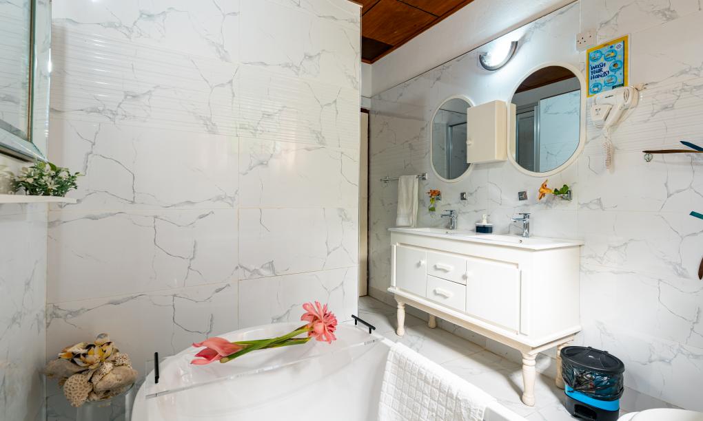 Elilia - 3-Bedroom House