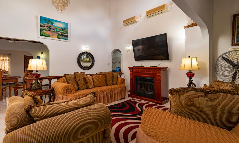 Elilia - 3-Bedroom House