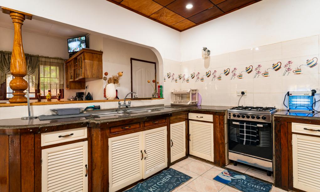 Elilia - 3-Bedroom House