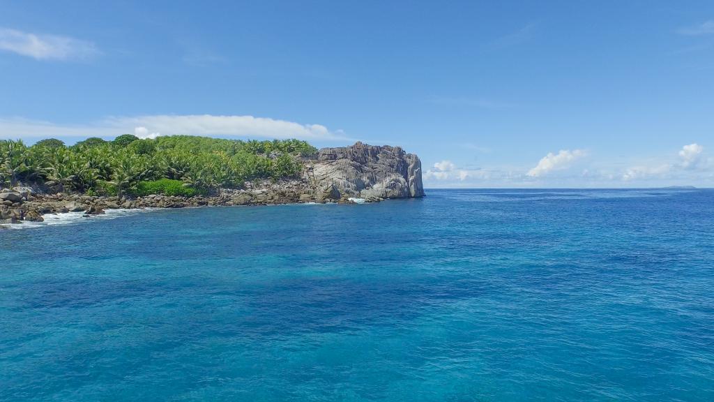 View of Marianne: The expansive granite plateau stands out clearly at the island’s edge. View of Marianne: The expansive granite plateau stands out clearly at the island’s edge.