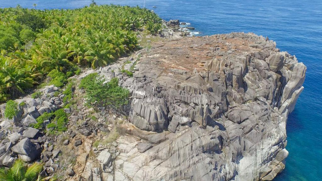 View of Marianne: The expansive granite plateau stands out clearly at the island’s edge. View of Marianne: The expansive granite plateau stands out clearly at the island’s edge.