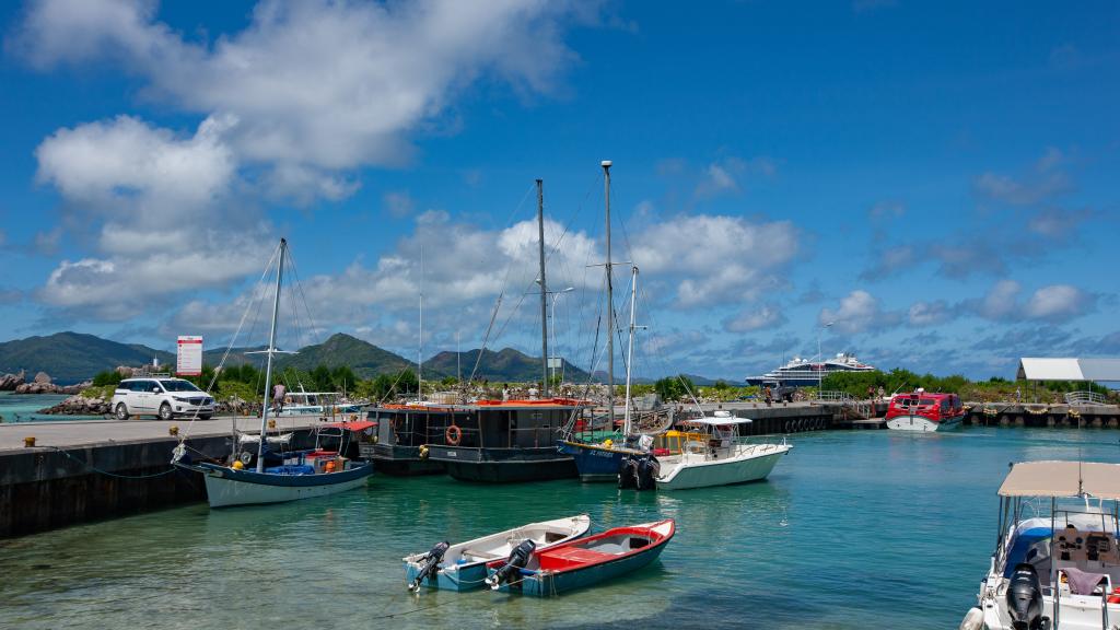 Le port de La Passe est le principal point d’arrivée des ferries et des bateaux de pêche de La Digue.