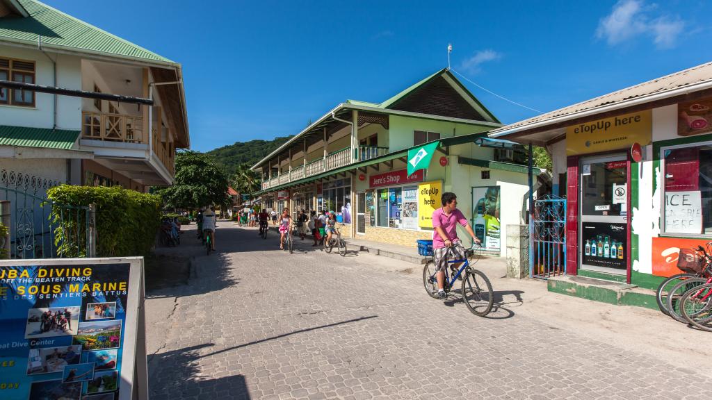 À la fois paisible et animée – le cœur de La Digue.
