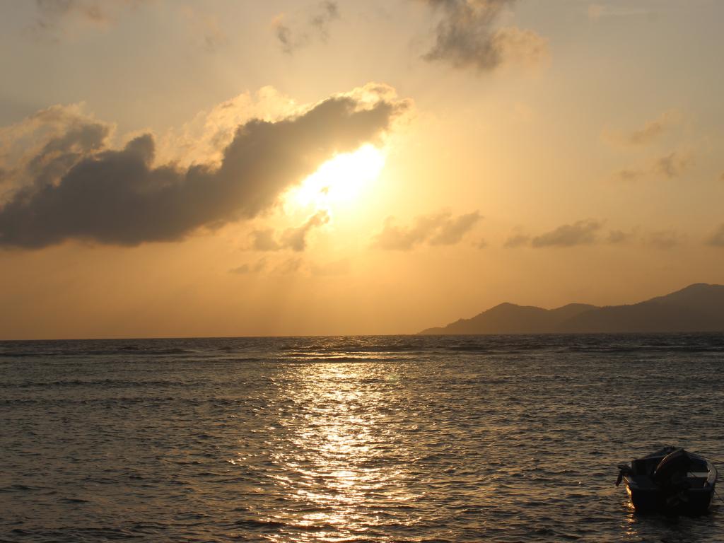 Sonnenuntergang vom Hotelstrand auf La Digue Sonnenuntergang vom Hotelstrand auf La Digue