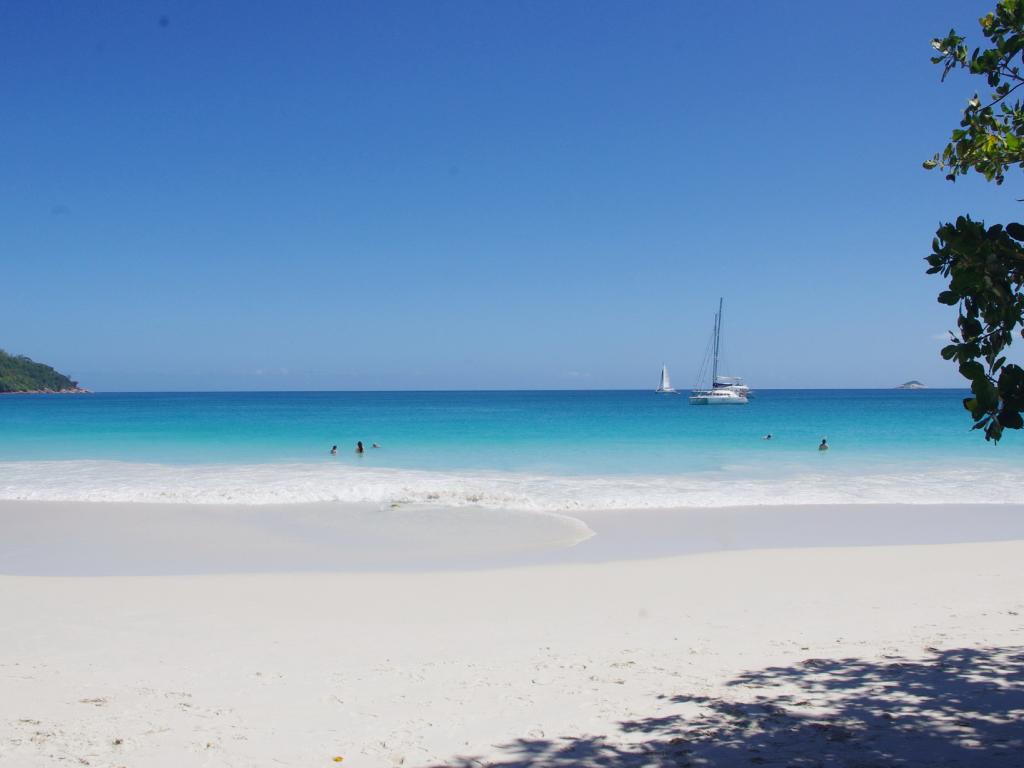 <beach>75|Anse Lazio</beach>