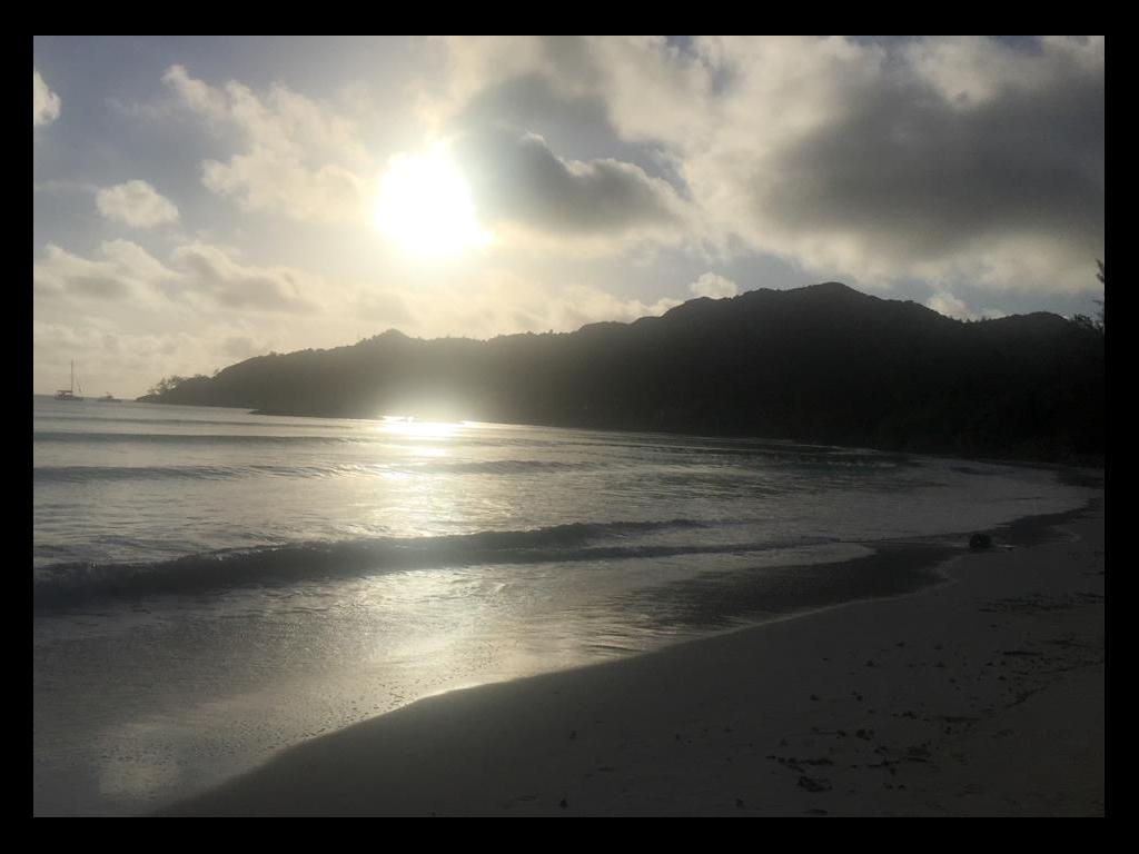 Sonnenaufgang an der <beach>83|Anse Volbert (Cote d'Or)</beach>, Praslin