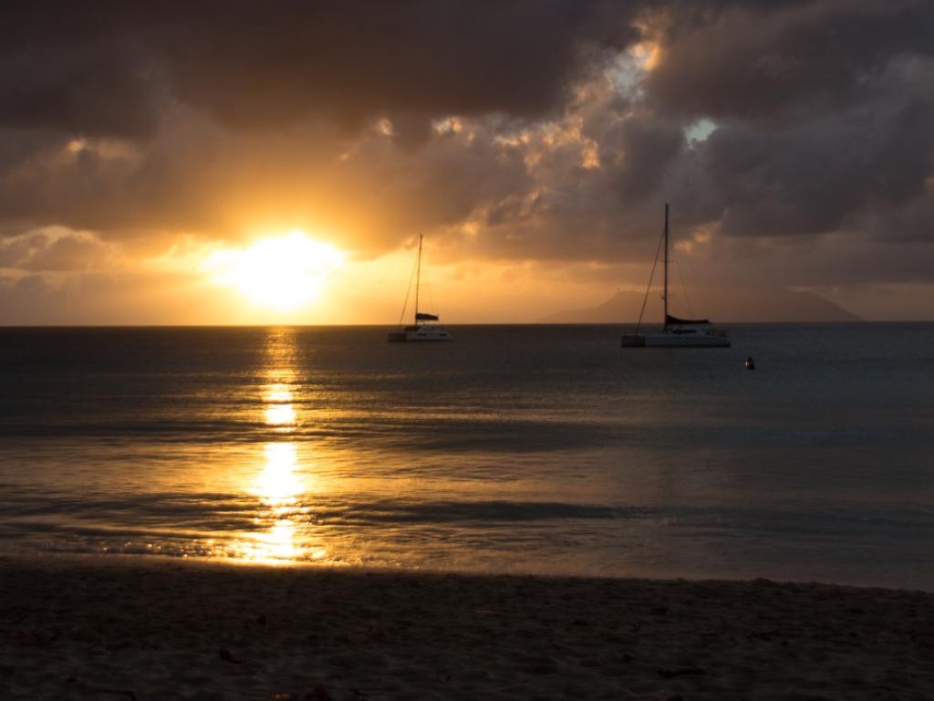 <beach>47|Beau Vallon</beach>