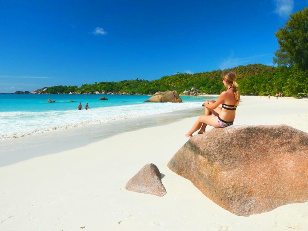 <beach>75|Anse Lazio</beach>