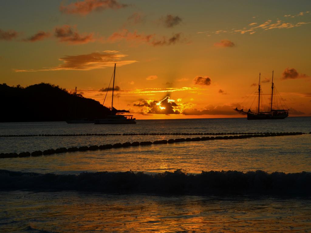 <beach>75|Anse Lazio</beach>