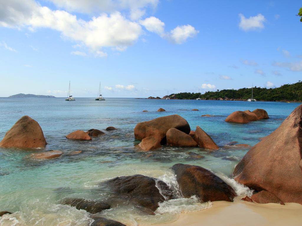 <beach>75|Anse Lazio</beach>
