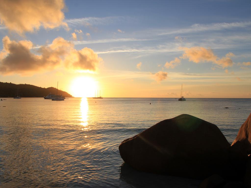 <beach>75|Anse Lazio</beach>