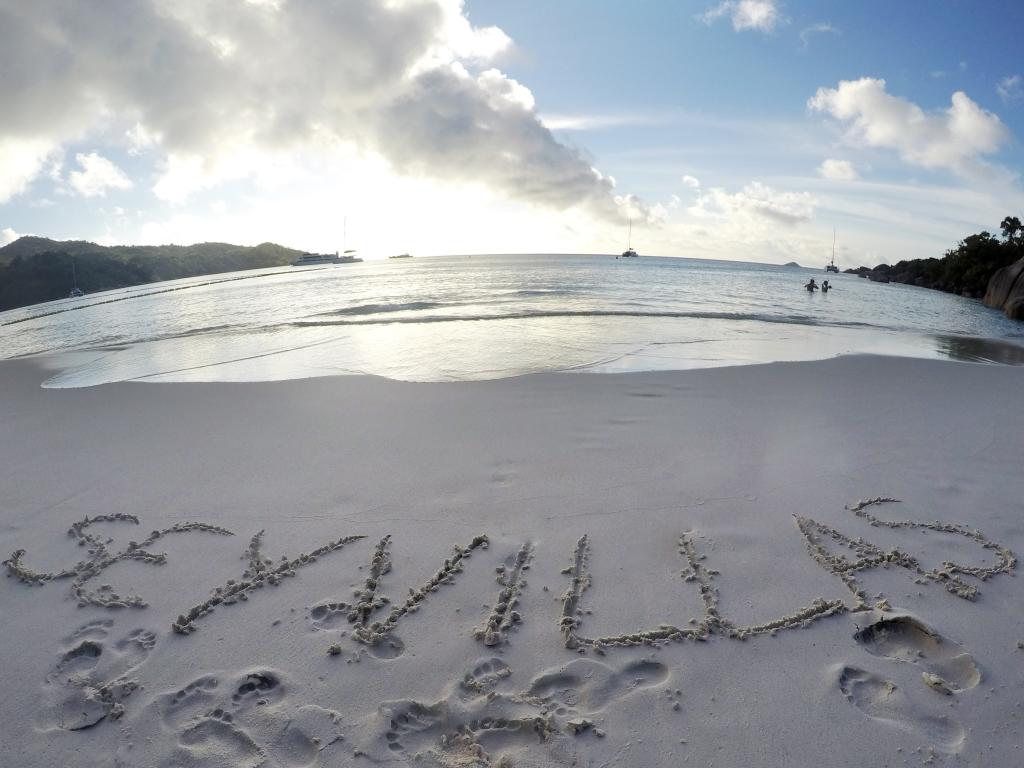 <beach>75|Anse Lazio</beach>