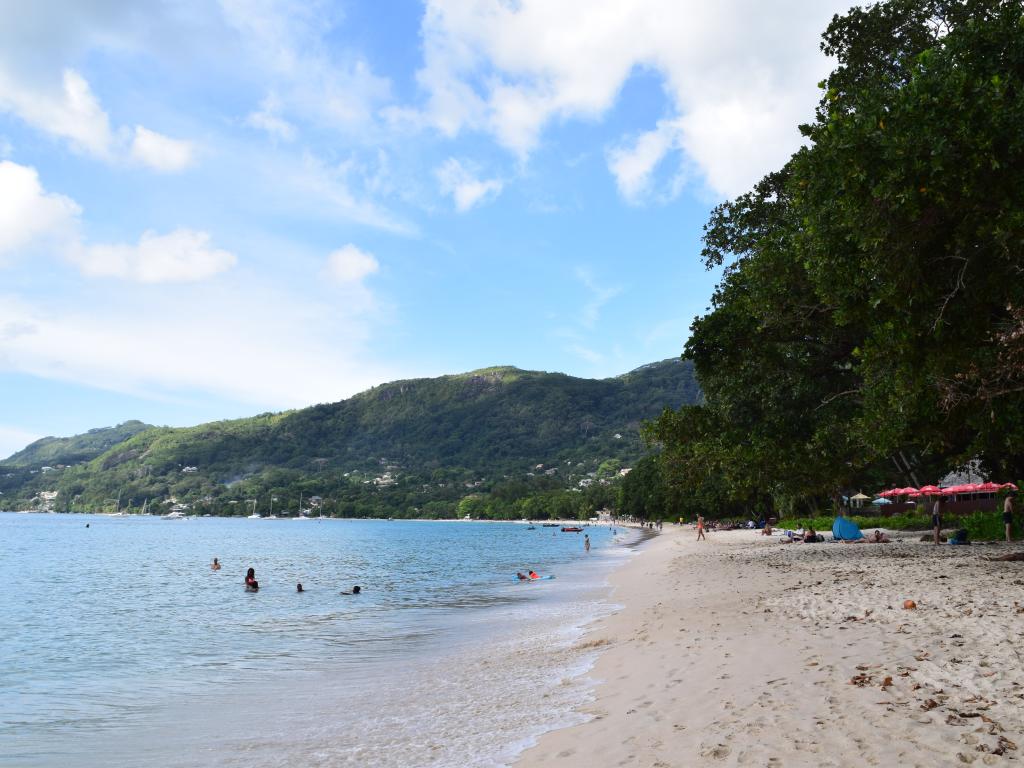 <beach>47|Beau Vallon</beach>