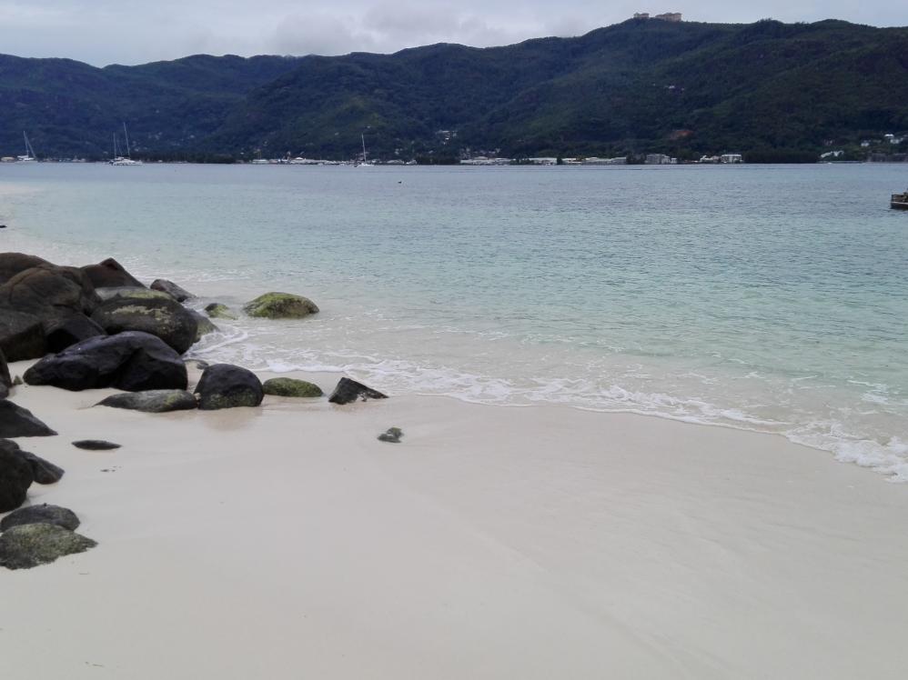 Strand auf Cerf mit Blick auf Mahé