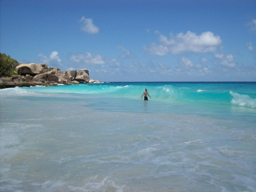 Türkisblaues Wasser und Wellen