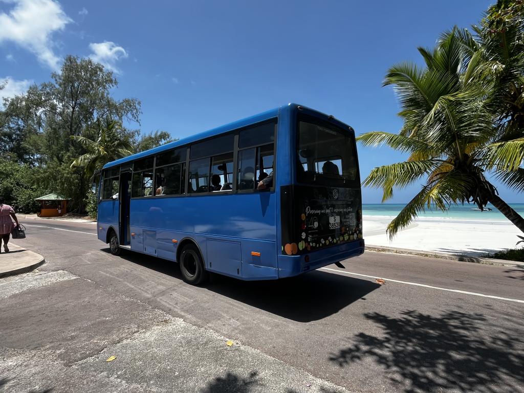 Busfahrt auf Praslin