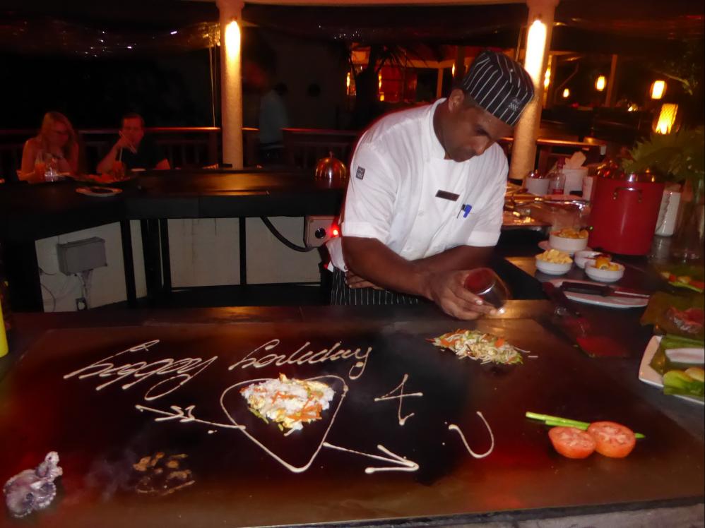 Der Koch im Teppanyaki-Restaurant im  Hilton auf Silhouette.